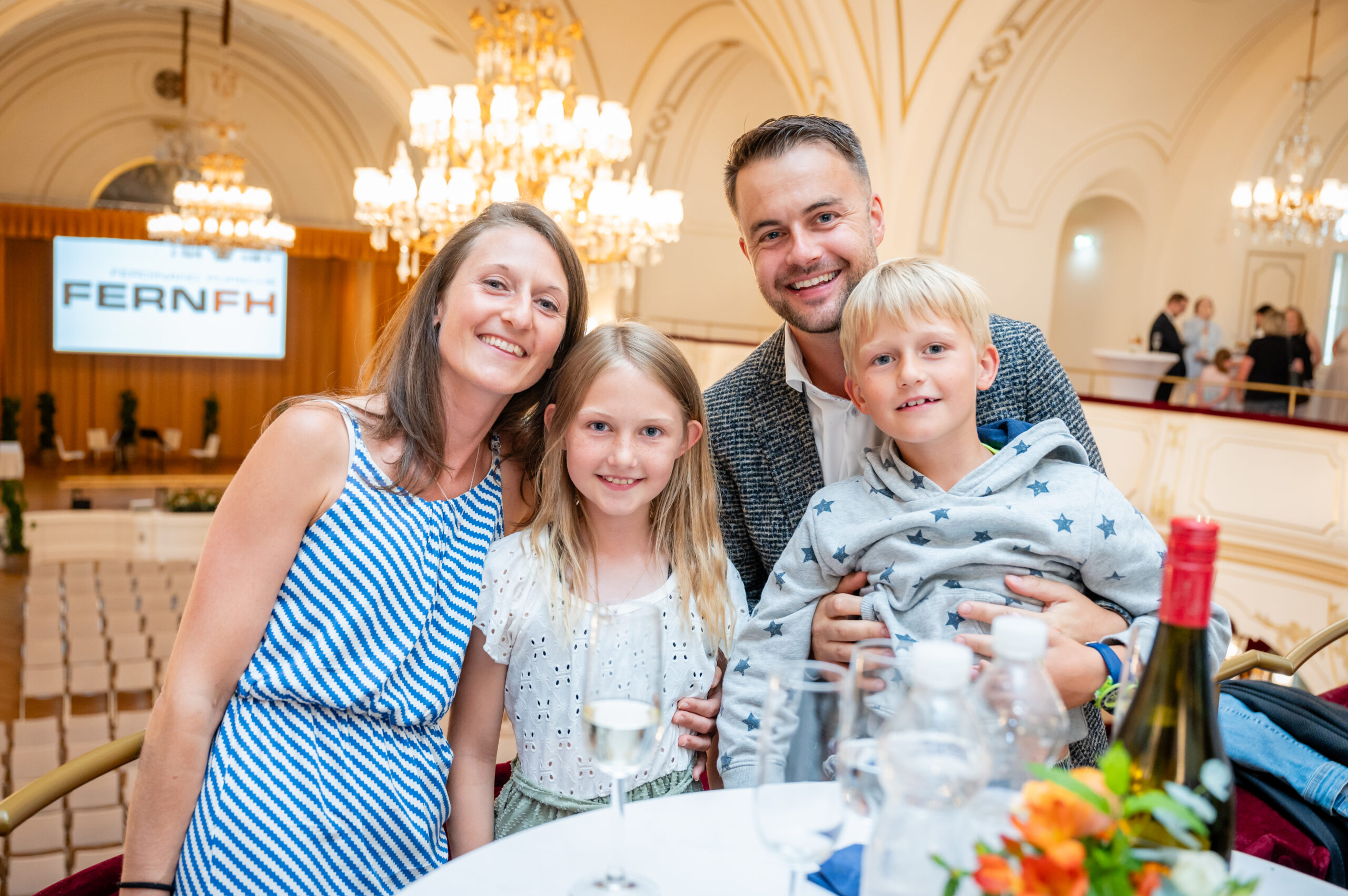 Familie bei einer feierlichen Sponsion der Ferdinand Porsche FernFH