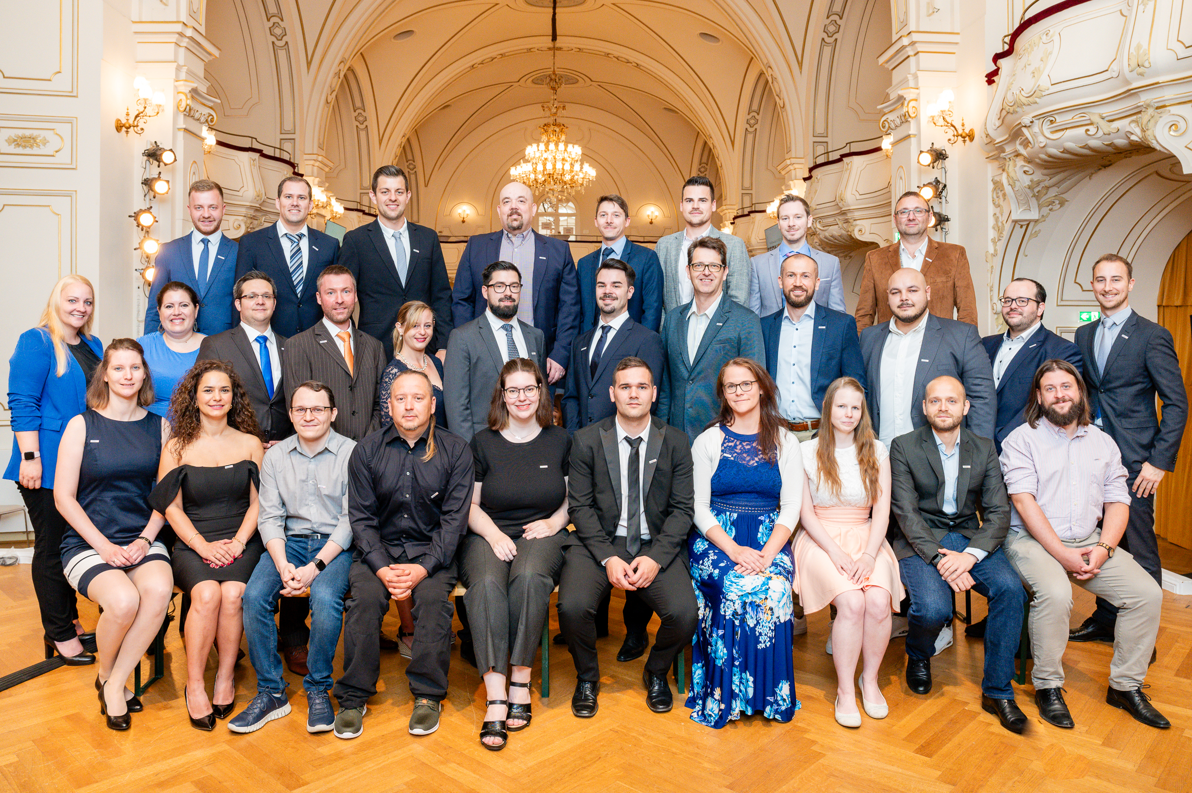 Großes Gruppenfoto bei einer feierlichen Sponsion