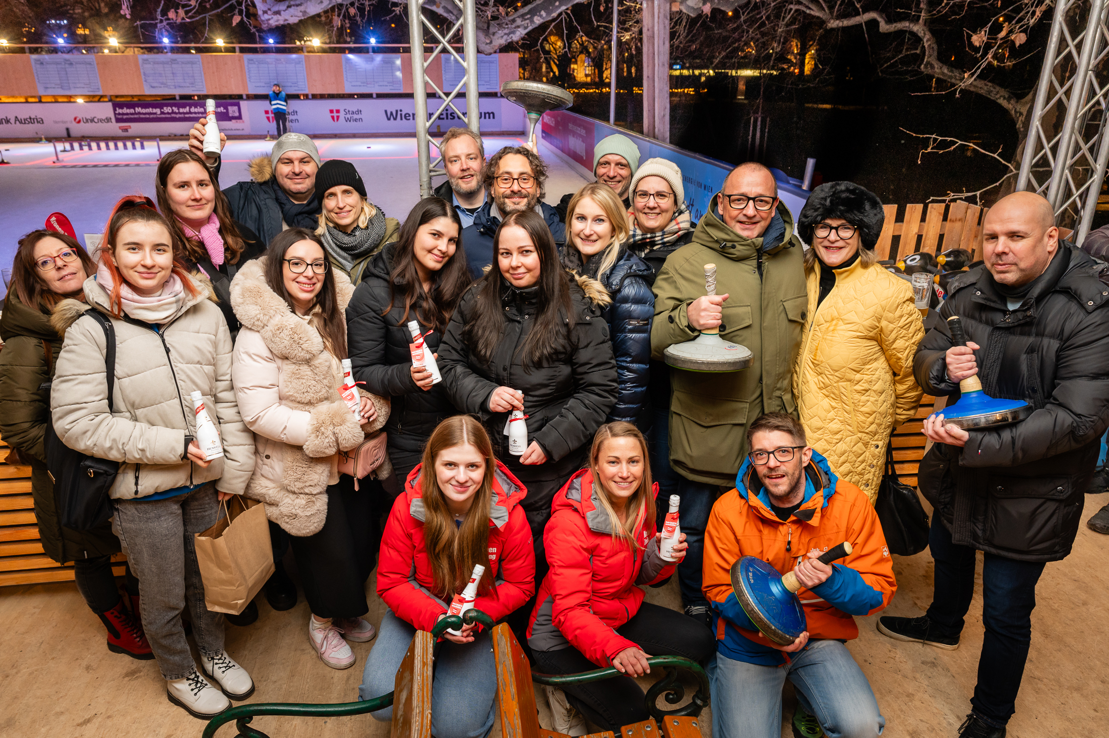 Gruppenfoto bei einer winterlichen Eisstockveranstaltung